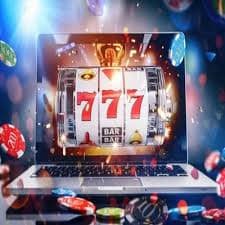 777c မိုဘိုင်းအပ်ပ် မြန်မာ ဖုန်းမှ ကစားနေသောမြင်ကွင်း